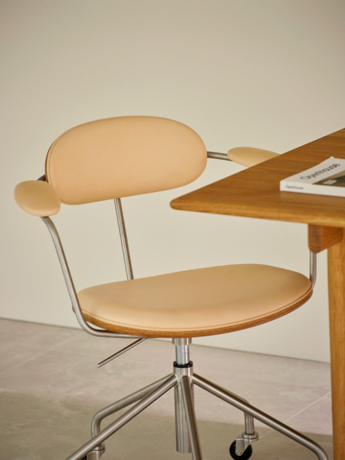 CH621 Swivel Chair