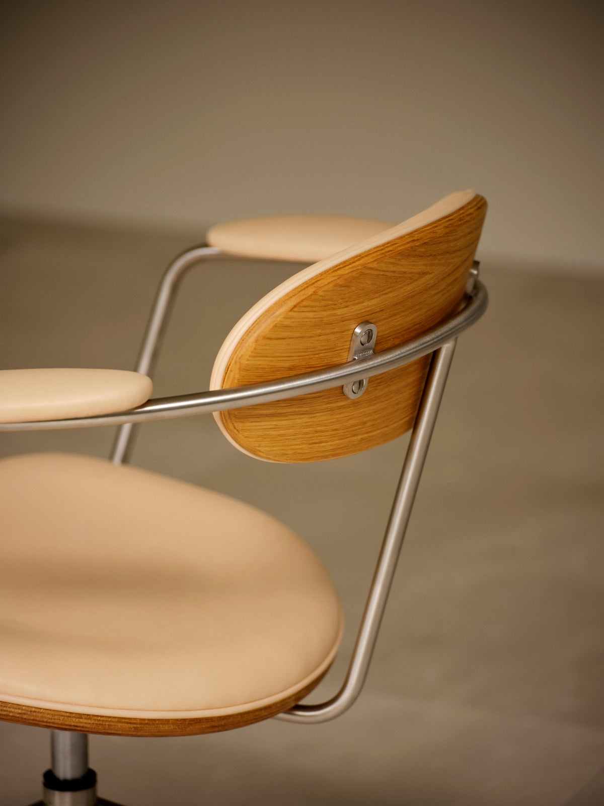 CH621 Swivel Chair