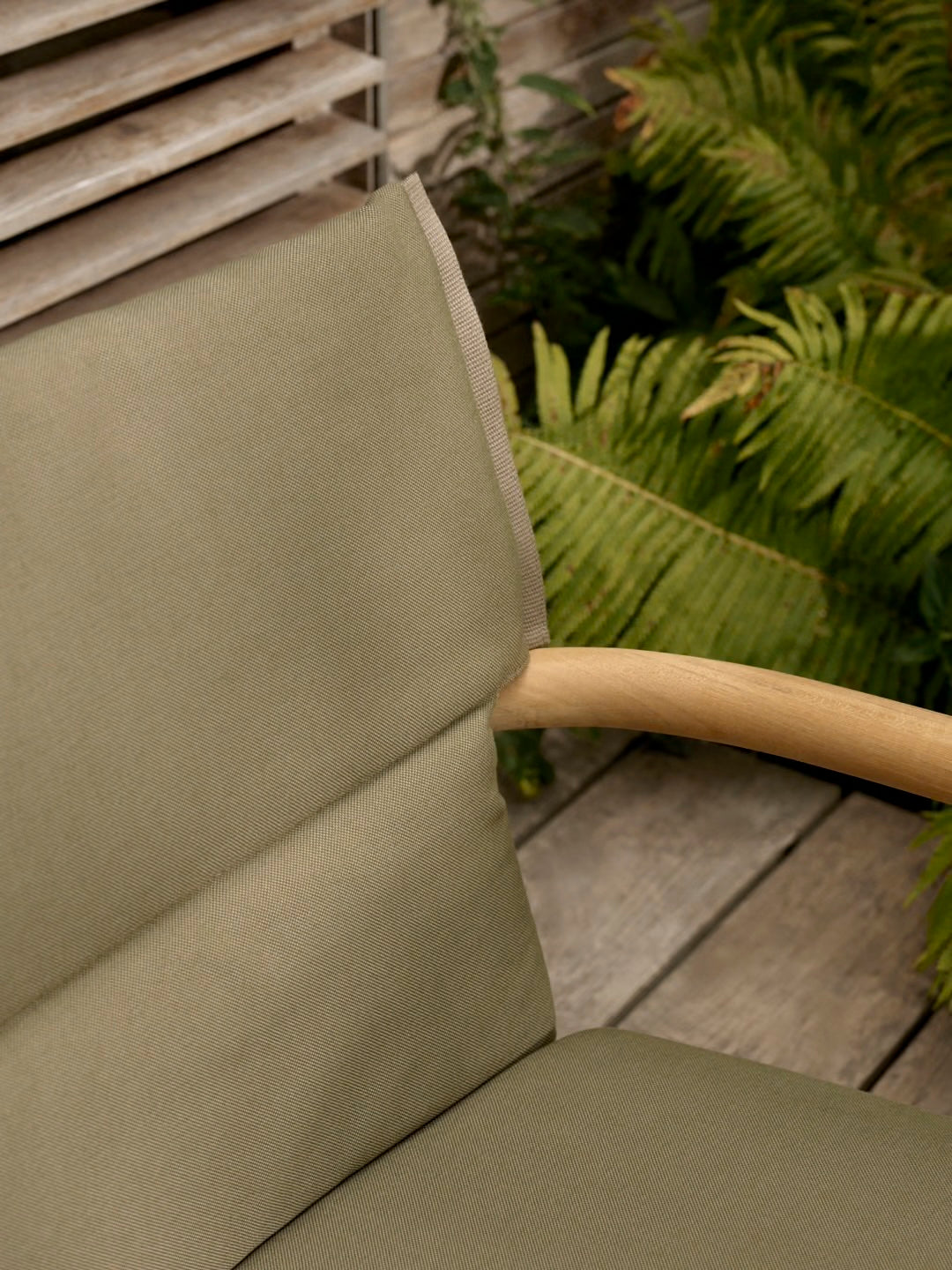 EO18 Embrace Outdoor Lounge Chair
